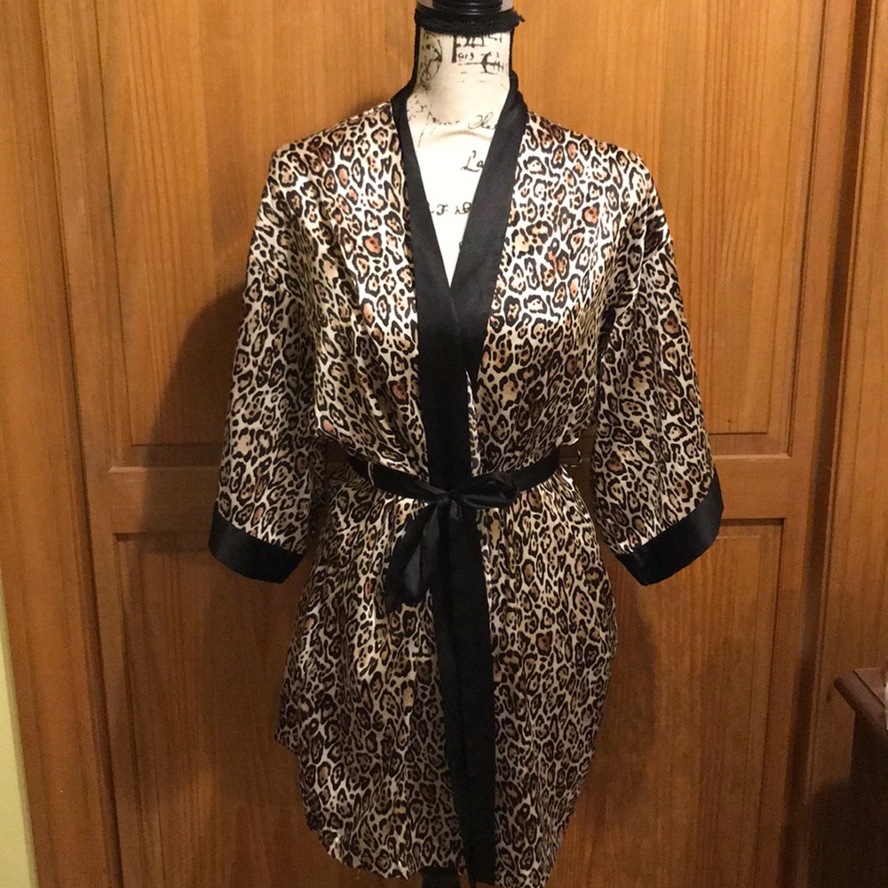 Silk cheetah print robe from Victoria’s Secret🐆